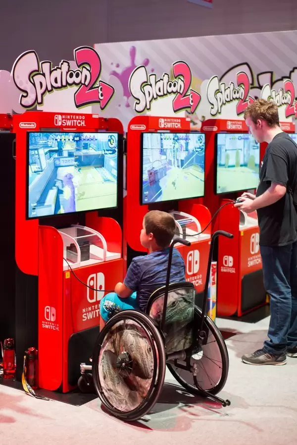 Junge im Rollstuhl spielt Splatoon 2
