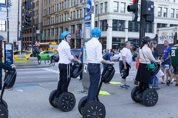 Junge Menschen fahren auf Segways in Chicago