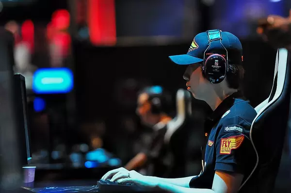 Junge mit Kopfhörern beim Zocken von Videospielen am PC