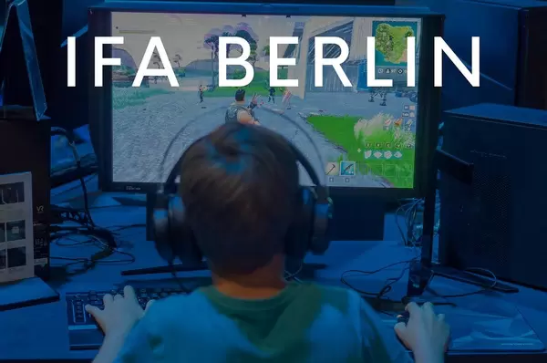 Junge mit Kopfhörern spielt das Koop-Survival-Spiel Fortnite, unter dem Bildtitel "IFA BERLIN"