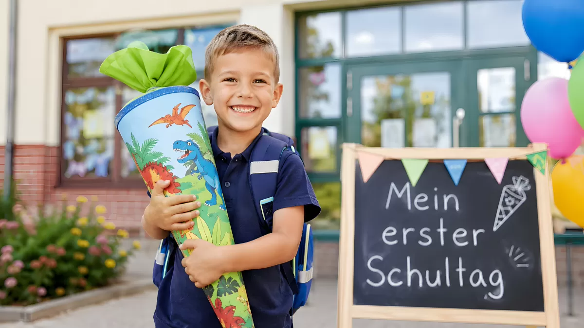 Junge mit Schultüte an seinem ersten Schultag