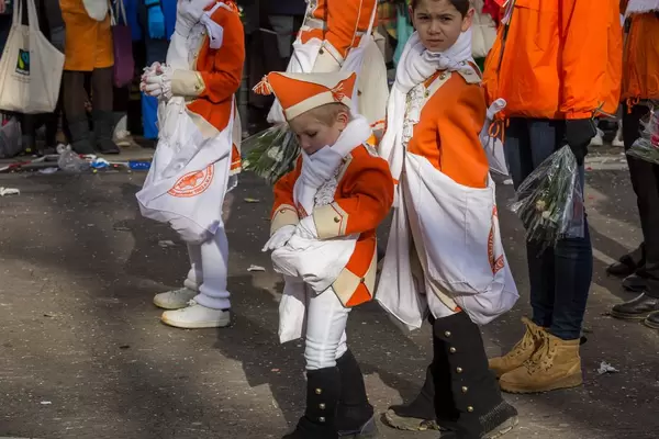 Junge Mitglieder von KKG Nippeser beim Rosenmontagszug - Kölner Karneval 2018