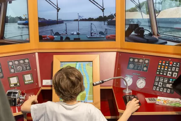 Junge probiert den Boot-Simulator bei der Boot Düsseldorf 2018 aus