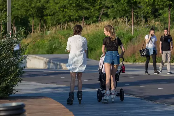 Junge Russinnen mit Rollerblades