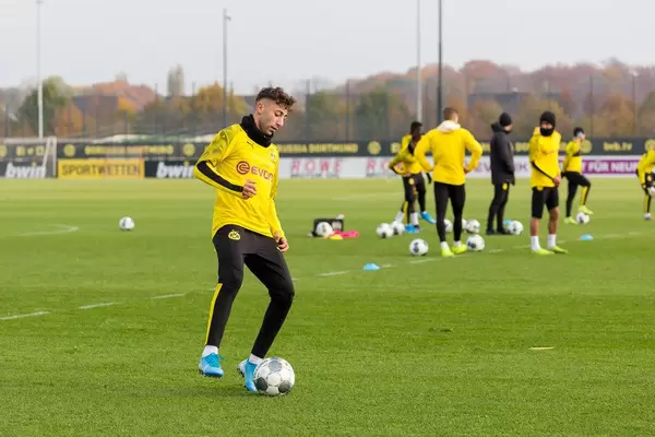 Junge Spieler beim BVB während die Nationalspieler weg sind