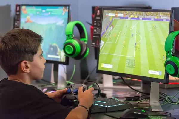 Junge spielt FIFA auf der Gamescom