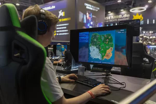 Junge spielt Fortnite auf der Gamescom in Köln
