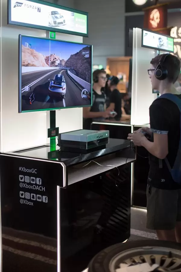 Junge spielt Forza 7 auf Xbox GC