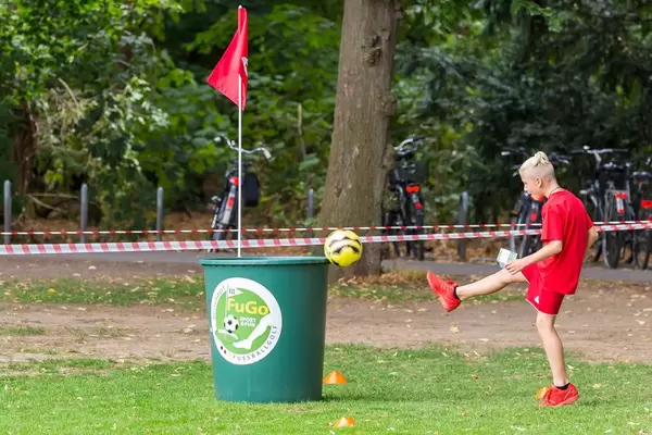 Junge spielt Fußballgolf