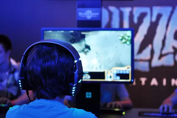 Junge spielt Starcraft