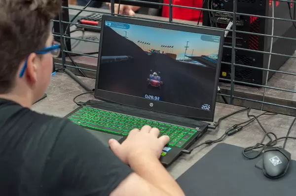 Junge spielt Trackmania auf einem HP Omen Gaming-Laptop