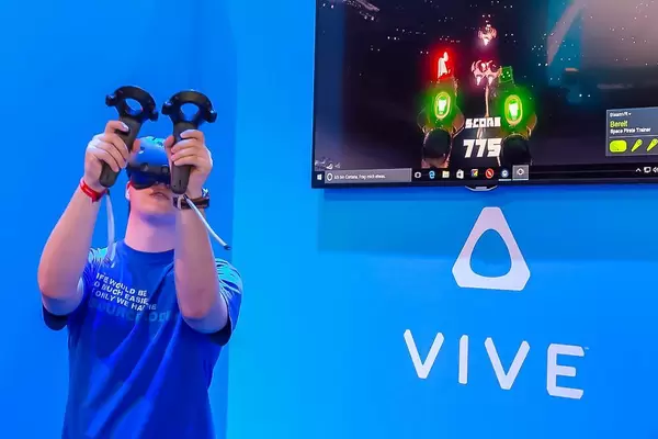 Junge testet ein VR-System auf der Spielemesse
