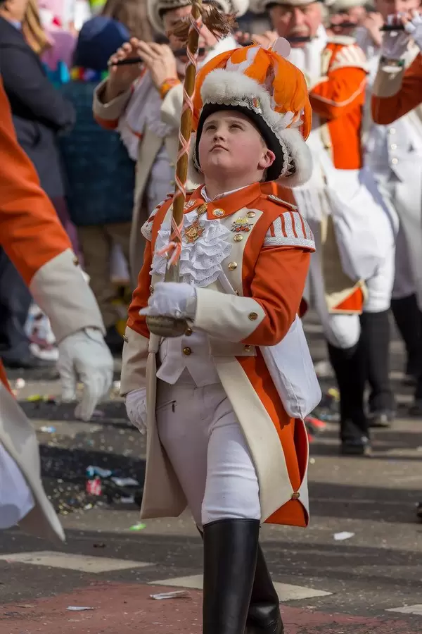 Junge trägt das Banner der KKG Nippeser beim Rosenmontagszug - Kölner Karneval 2018