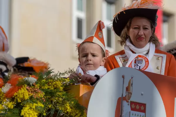 Junge und Frau von KKG Nippeser beim Rosenmontagszug - Kölner Karneval 2018