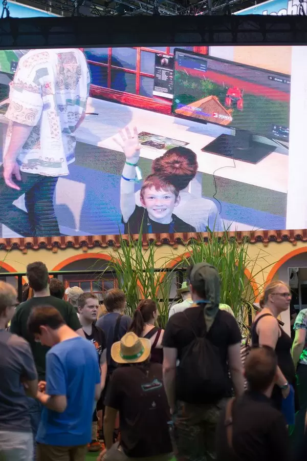 Junge winkt begeistert in die Kamera