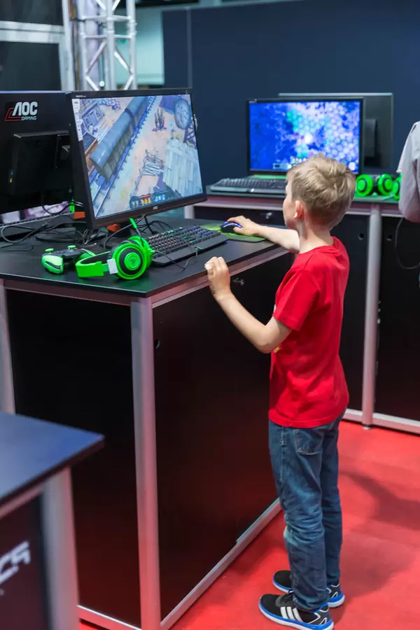 Junger Computerspieler