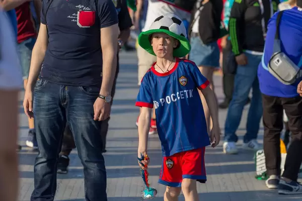 Junger Fußballfan mit Fußballmütze