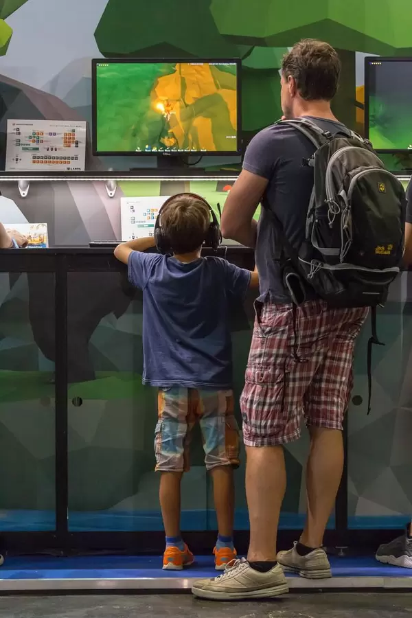 Junger Gamer und sein Vater zocken auf der Gamescom 2018