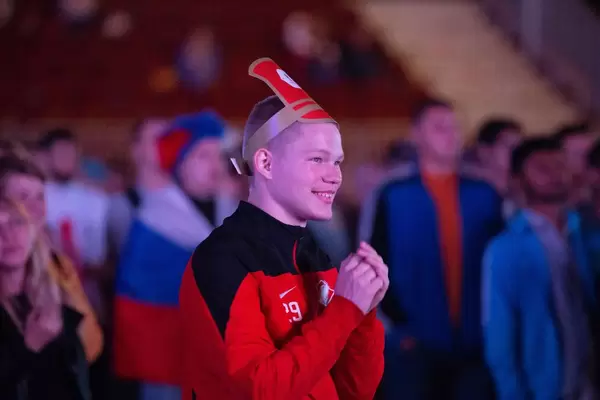 Junger Mann beim Fan Fest schaut sich das Spiel an