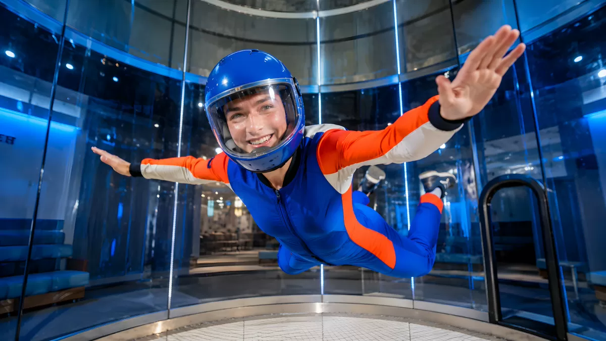 Junger Mann beim Indoor-Skydiving im Windkanal