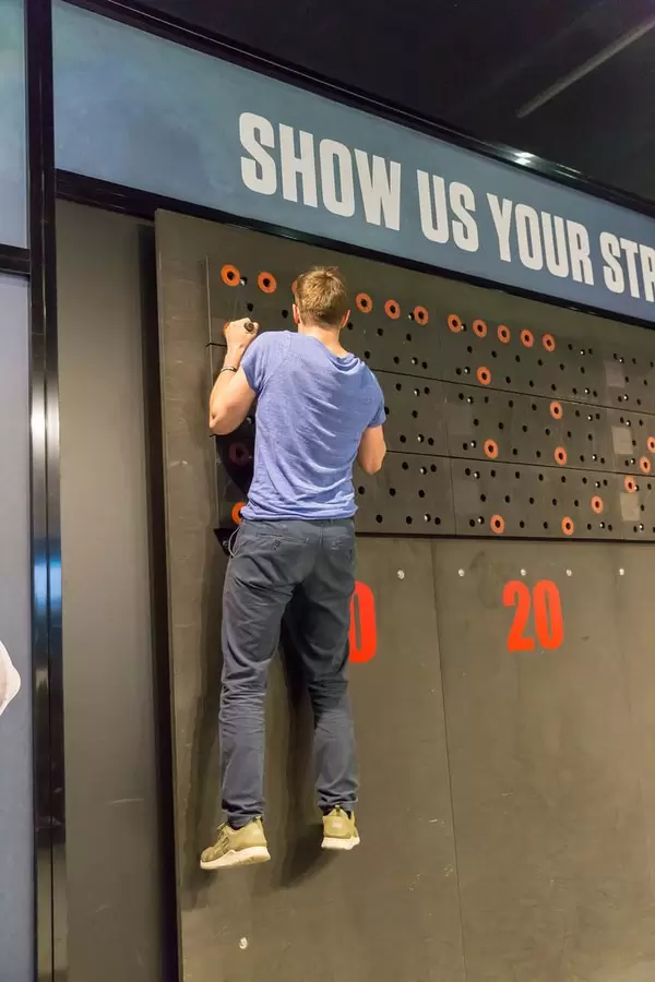 Junger Mann bewältigt die Pegboard - FIBO Köln 2018