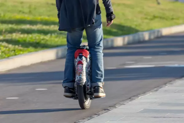 Junger Mann fährt auf einem elektrischen Einrad