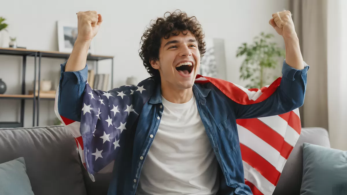 Junger Mann jubelt mit US-Flagge während Fußball-WM 2026