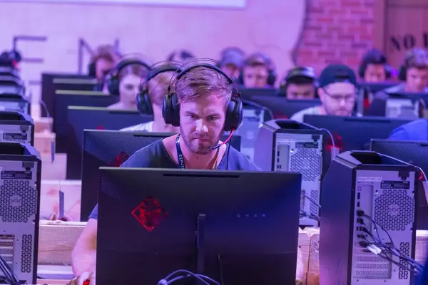 Junger Mann spielt auf einem HP Omen Gaming PC auf der Gamescom