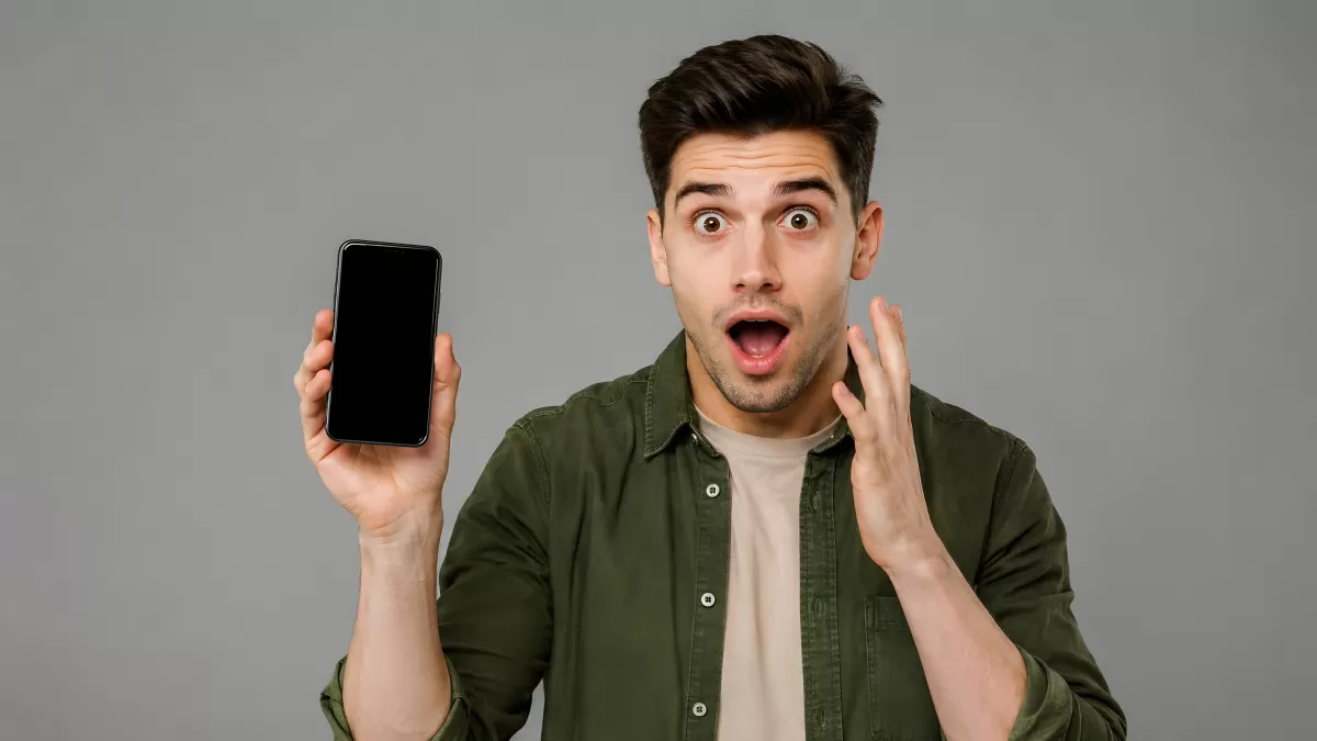 Junger Mann zeigt Smartphone mit schwarzem Display