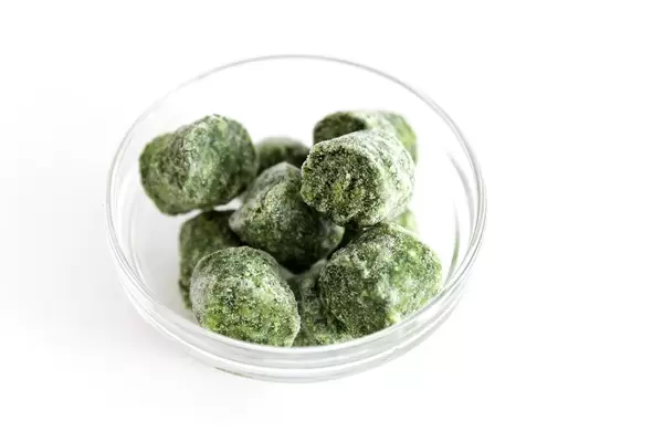 Junger Spinat, tiefgekühlt, in kleinen Stückchen