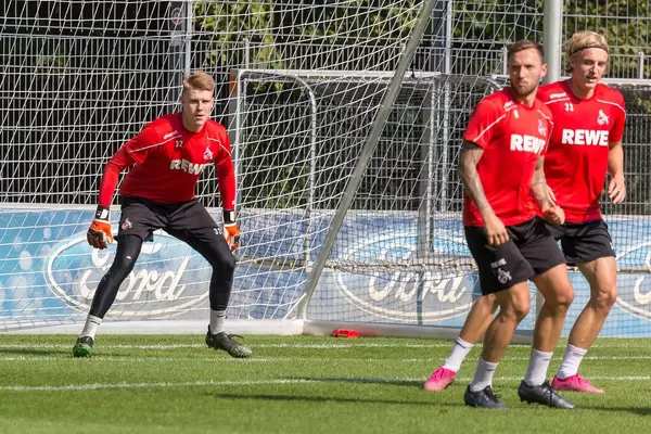Junger Torwart Julian Krahl beim Training, mit Marco Höger und Abwehrspieler Sebastian Bornauw vorm Tor