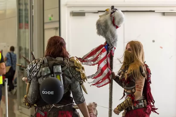 Junges Cosplaying Pärchen gekleidet als Baraberen