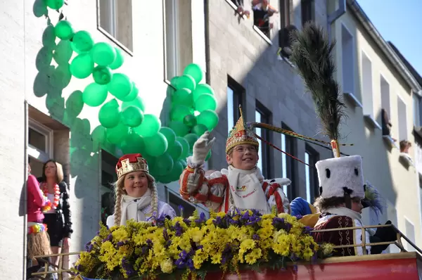 Junges Dreigestirn am Rosenmontagszug 2011, Köln
