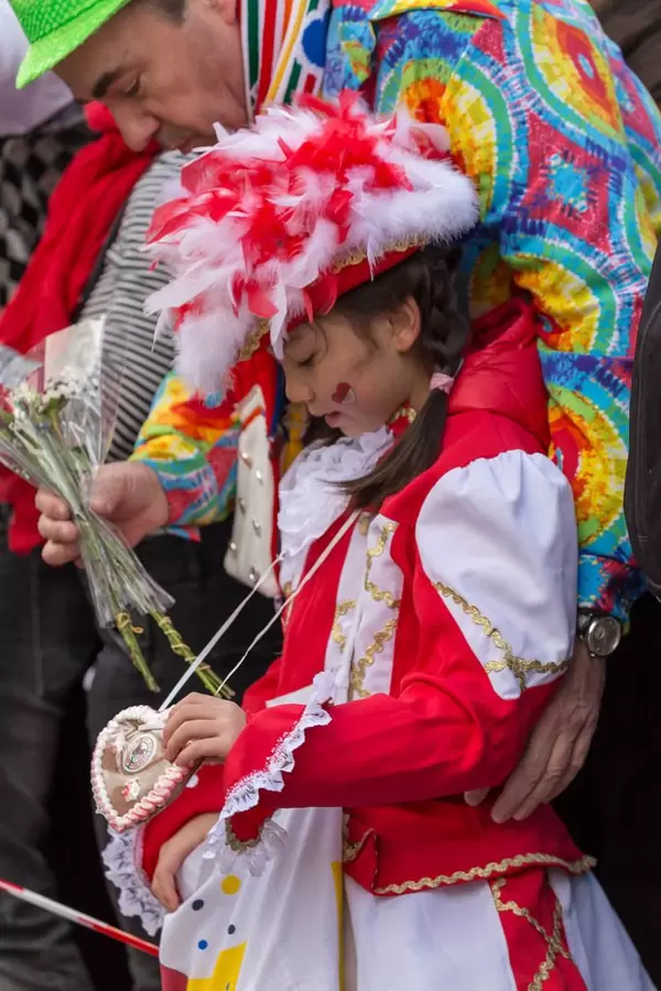 Junges Mädchen der Rote Funken mit einem Lebkuchenherzen um ihren Hals - Kölner Karneval 2018