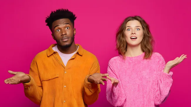 Junges multiethnisches Paar mit fragendem Ausdruck