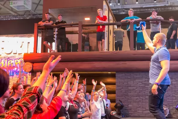 Junges Publikum erwartet Fortnite Merchandising-Artikel mit ausgestreckten Armen