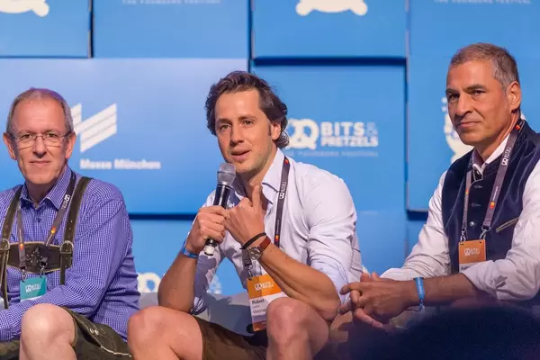 Juroren Fritz Oidtmann von Acton Capital Partners, Robert Lacher von Visionaries Club und Andreas Etten von 10x beim Bits & Pretzels Startup-Wettbewerb