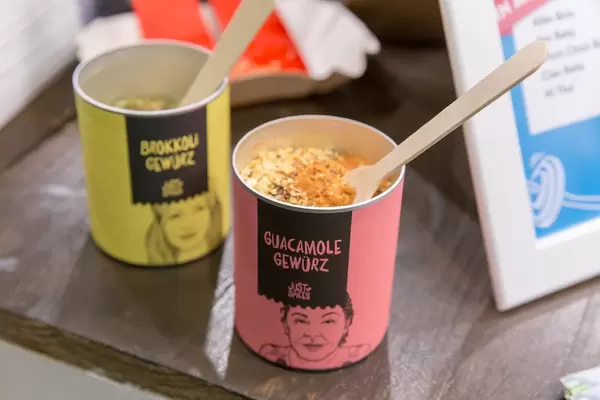 Just Spices Guacamole und Brokkoli Gewürz-Mischungen in kreativen Verpackungen auf der Fibo in Köln