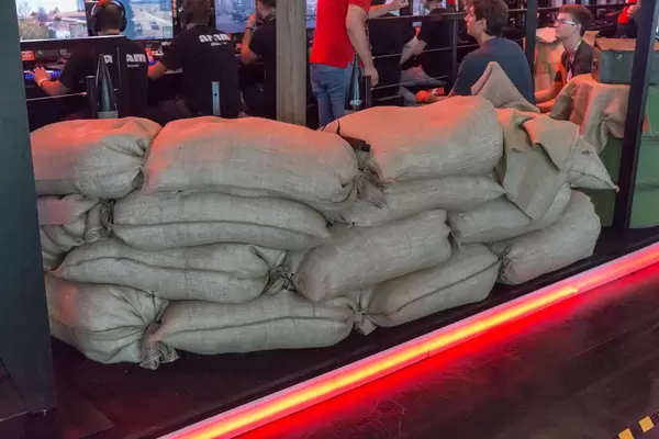 Jutesäcke mit Sand an einem Messestand auf der Gamescom