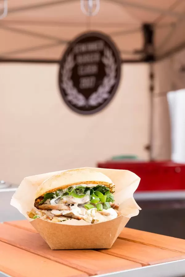 Kachelfleisch , Zwiebelkraut, Senf-Mayo, Ciabatta-Bun