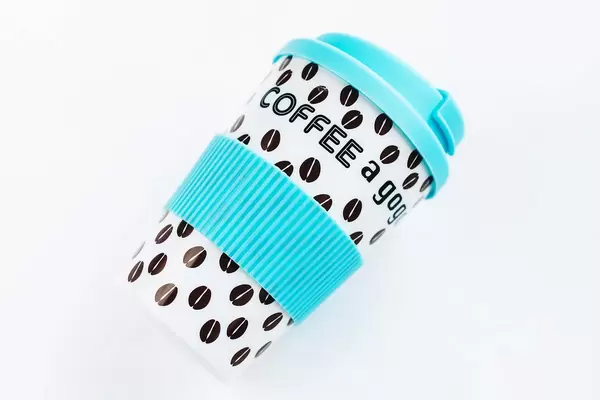 Kaffeebecher aus Plastik zum Mitnehmen vor weißem Hintergrund