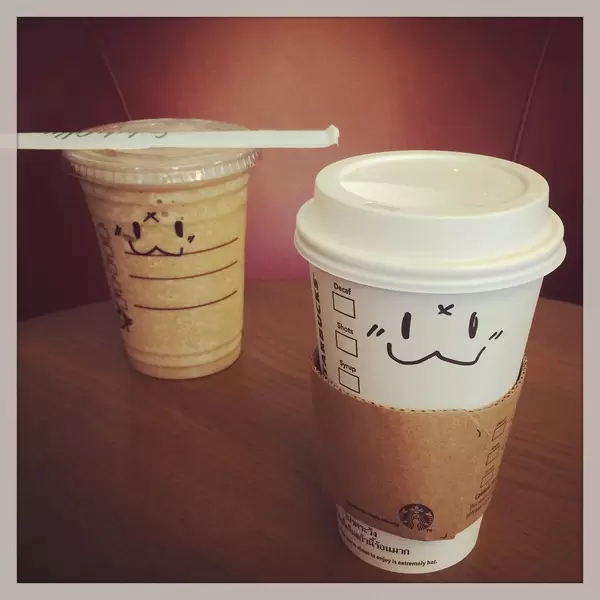 Kaffeebecher mit Emoticons von Starbucks