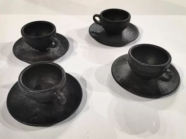 Kaffeeform: Schwarze Kaffeetassen aus besonderem Material
