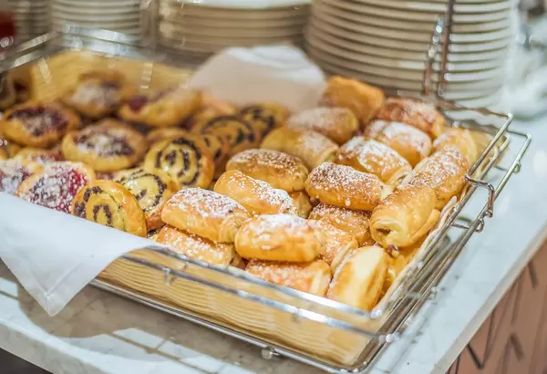 Kaffeegebäck verschiedener Sorten mit Füllung