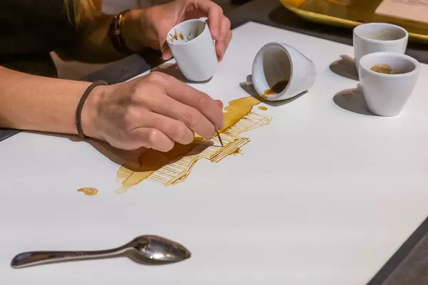 Kaffeekunst: Berliner Wahrzeichen Brandenburger Tor mit Kaffeesatz zeichnen