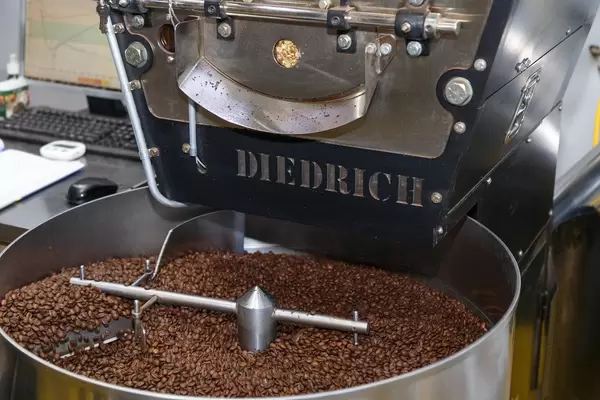 Kaffeemaschine von Diedrich mahlt Kaffeebohnen