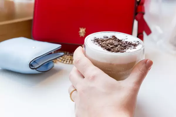 Kaffeepause: Latte Macchiato mit Schokolade