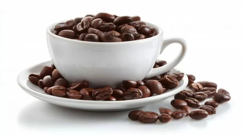 Kaffeetasse gefüllt mit ganzen Kaffeebohnen isoliert auf weiß