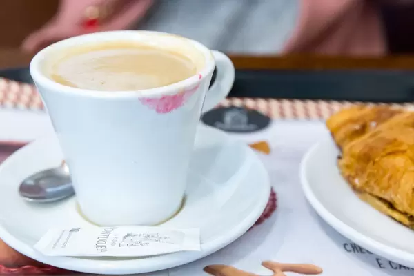 Kaffeetasse mit Lippenstift