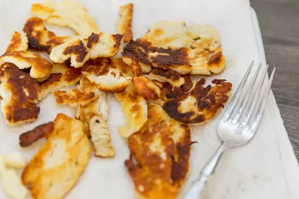 Kaiserschmarren auf einem Papiertuch und Gabel